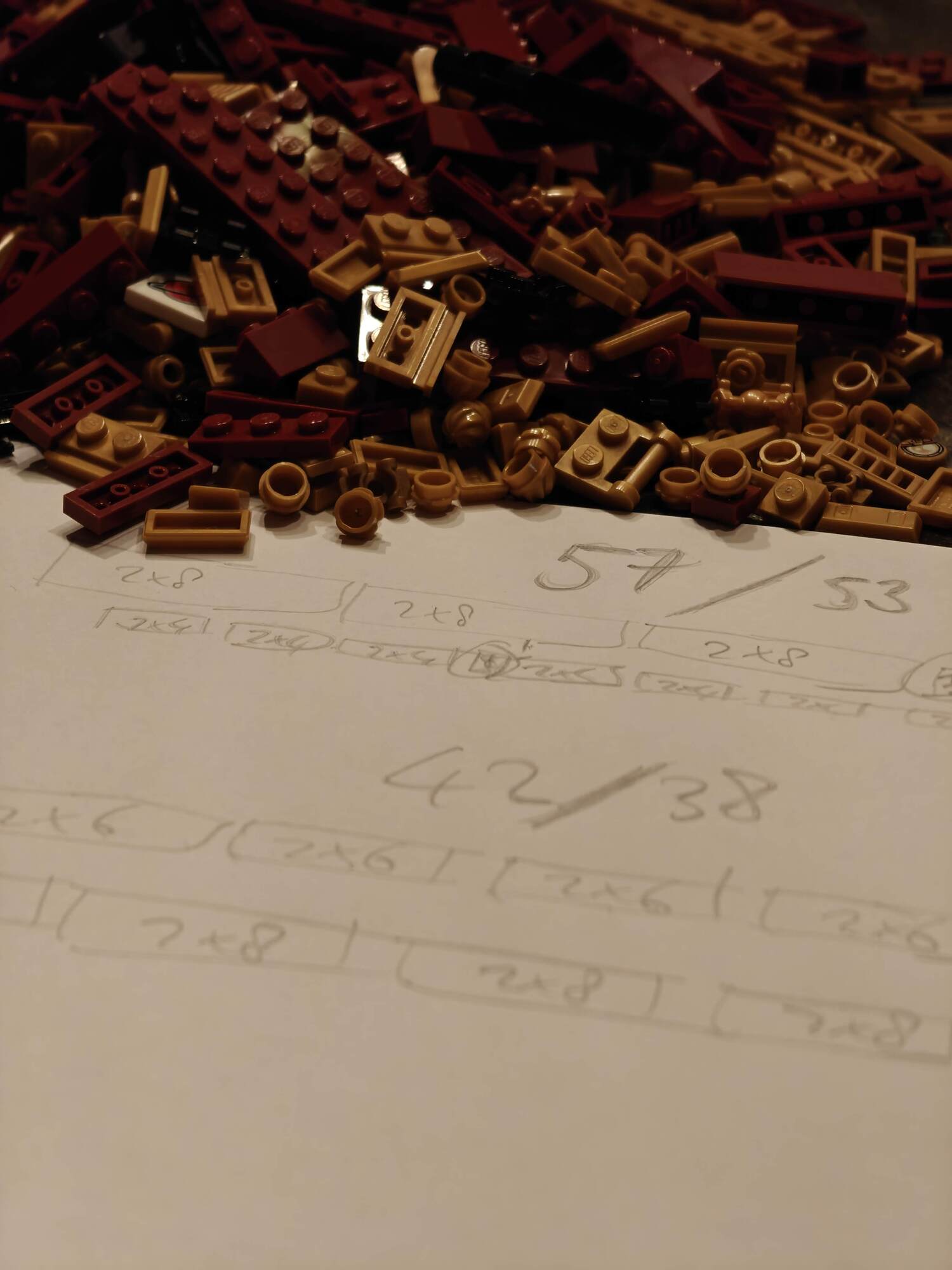 Esboço em papel com dimensões e estrutura flanqueados por elementos LEGO®