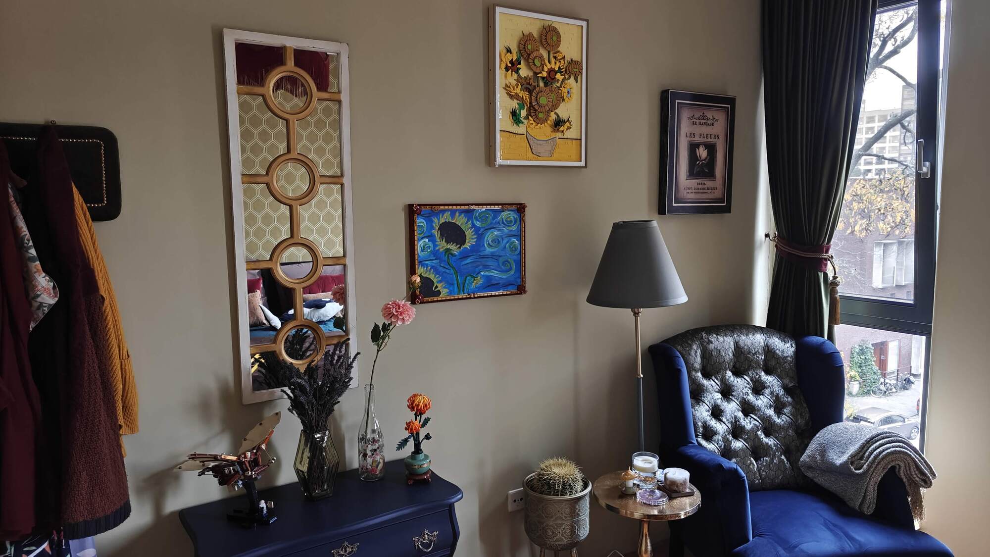 Visão geral da parede do quarto com outras pinturas, mesa, cadeira e, claro, o resultado final desta obra de arte