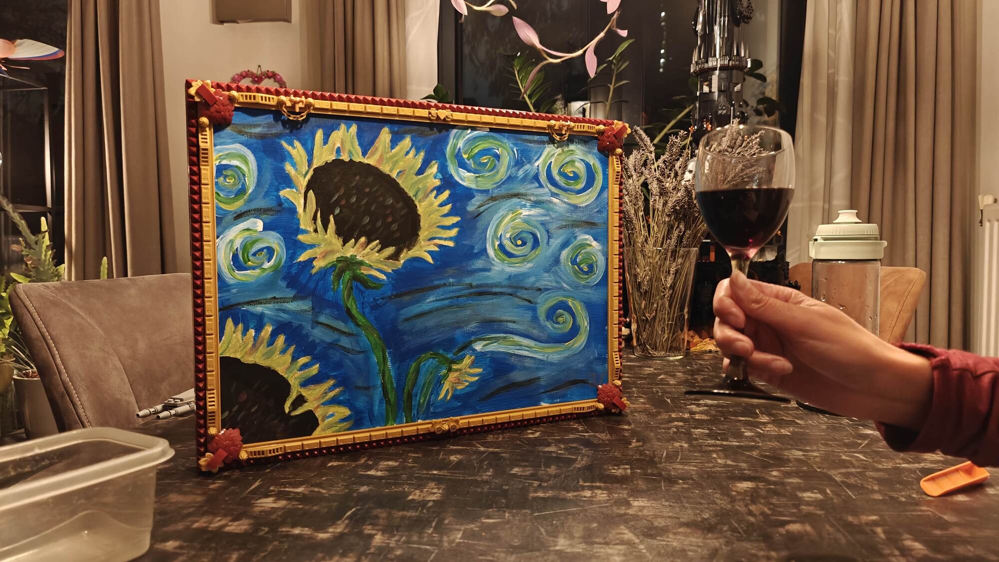 Copo de vinho levantado com o resultado final na mesa