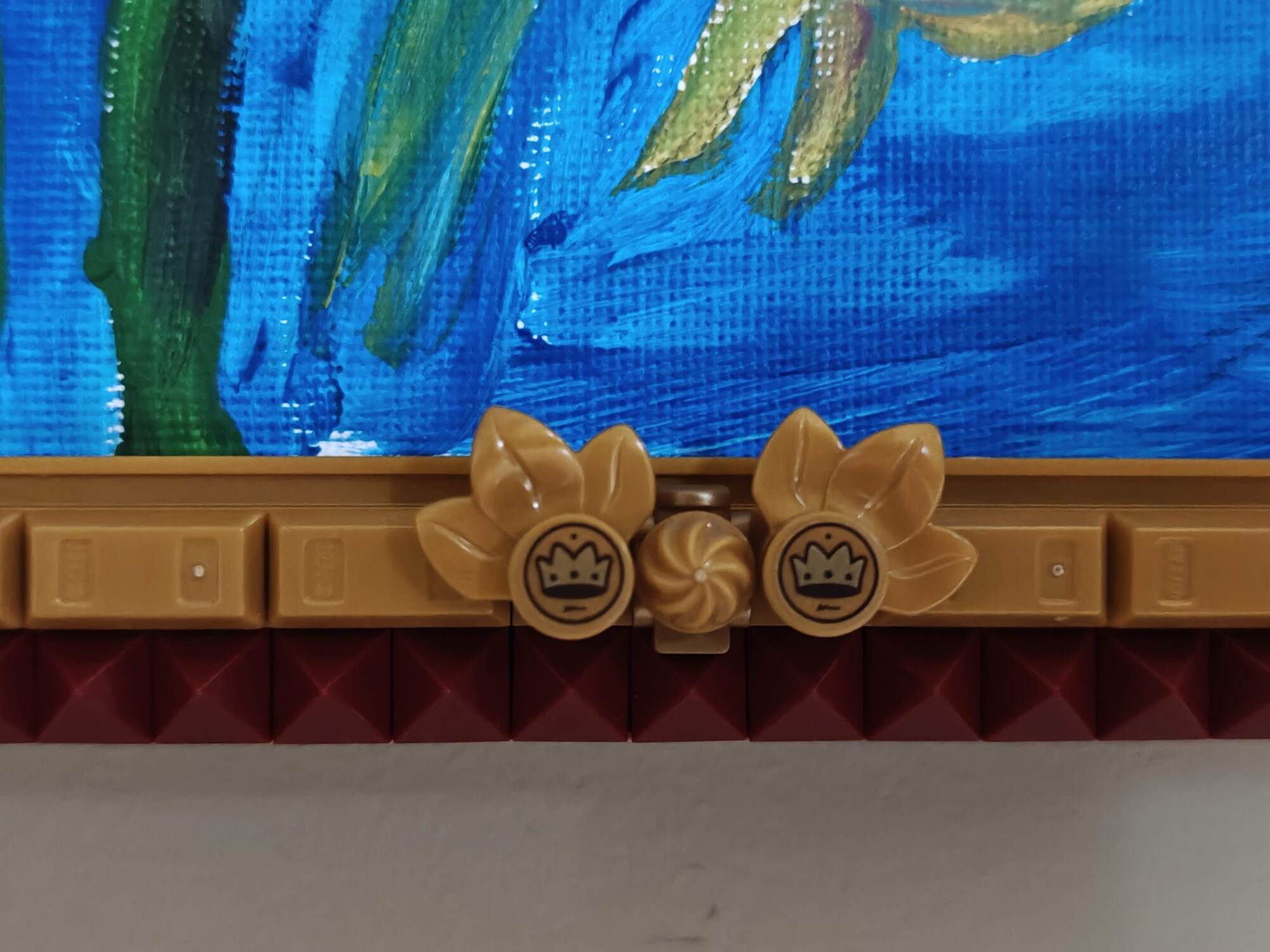 O meio inferior com 2 elementos de flores encimados por azulejos de coroa 1x1 e um sorvete no meio