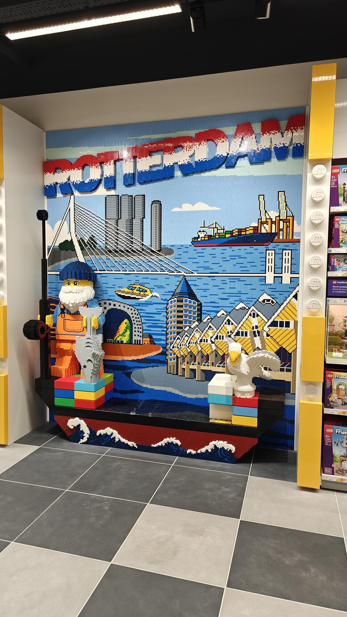De Erasmusbrug, Kubuswoningen, Watertaxi en markthal in LEGO® op de muur