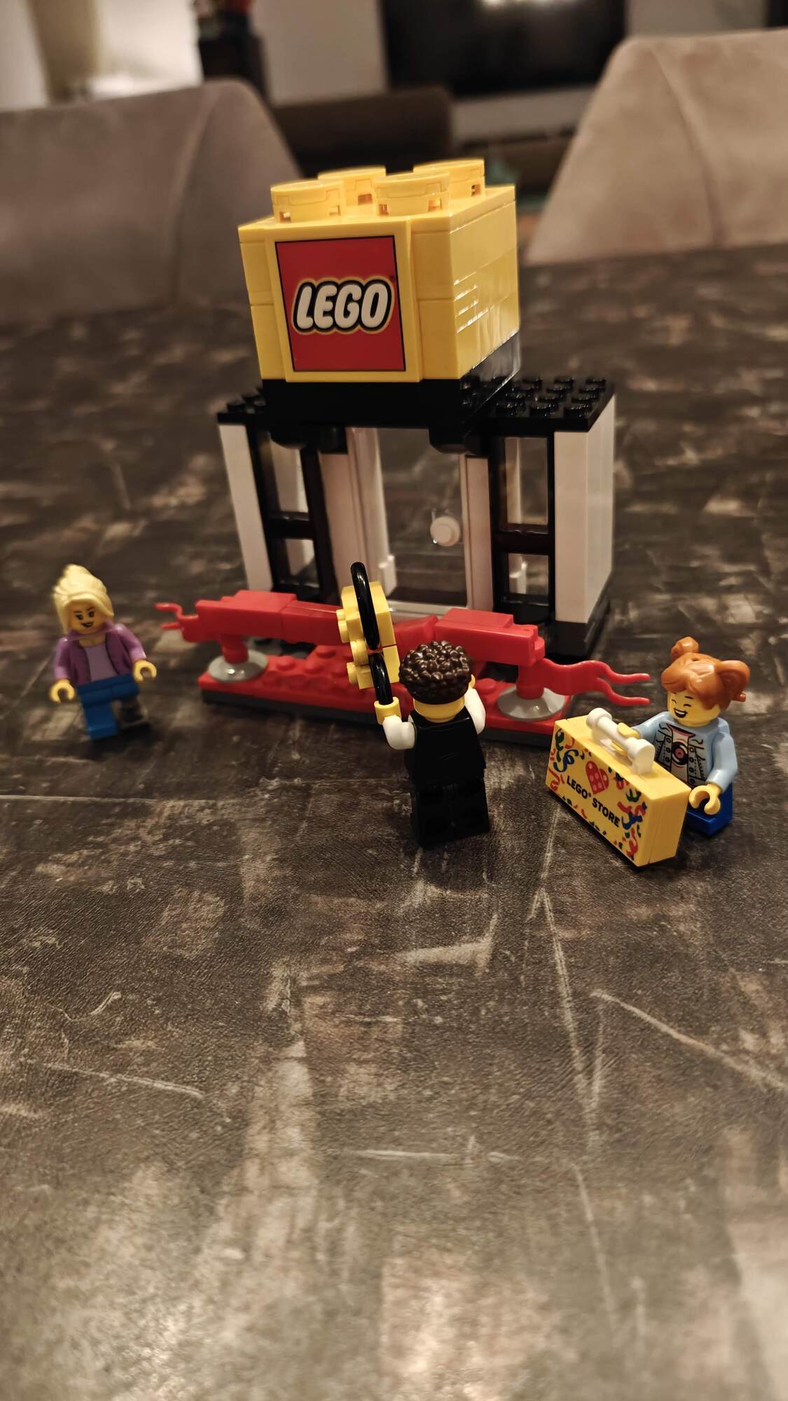 De speciale "LEGO store grand opening" set in elkaar gezet