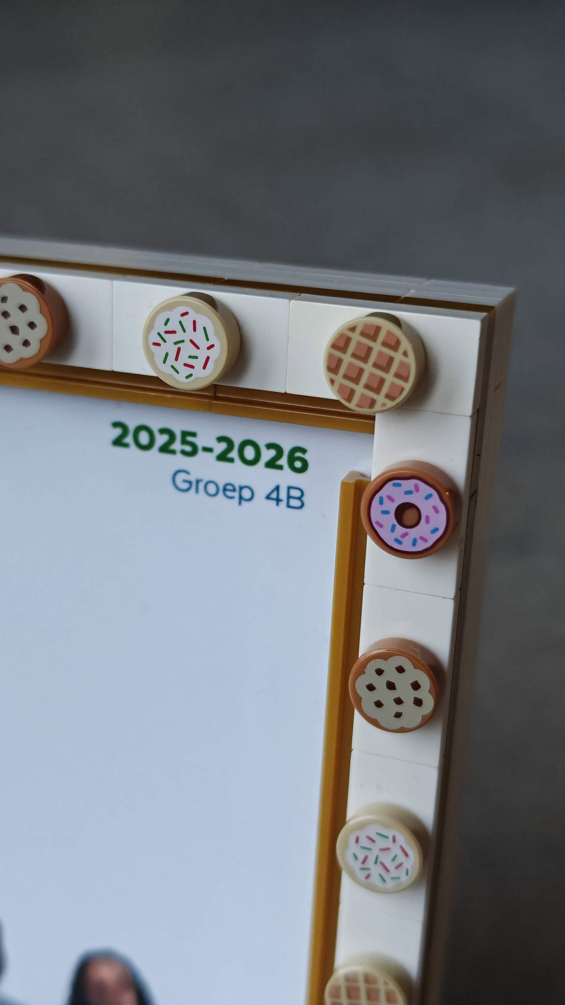 Foco no canto superior direito da moldura com guloseimas na borda