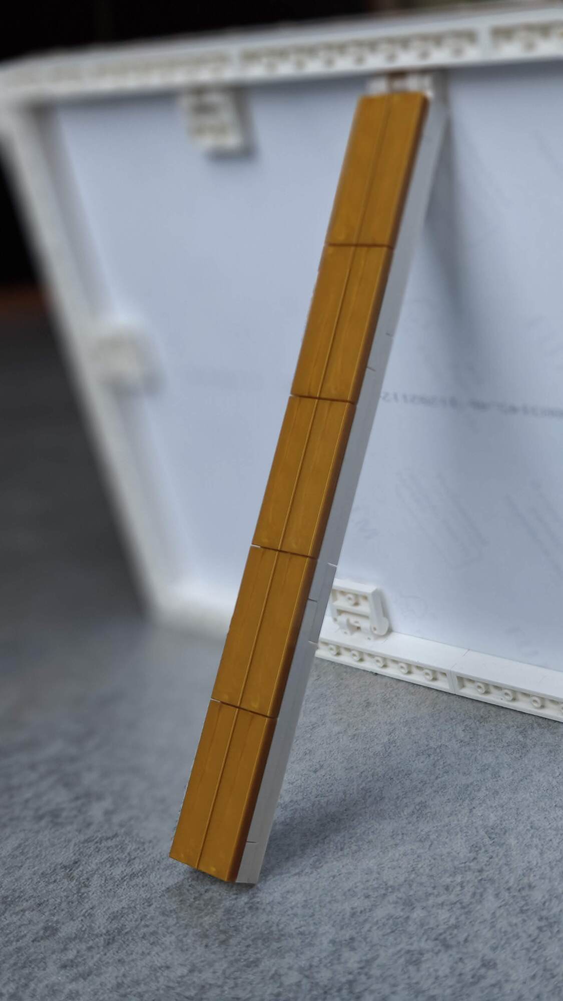 O suporte da moldura de fotos é mostrado, mantendo a moldura equilibrada