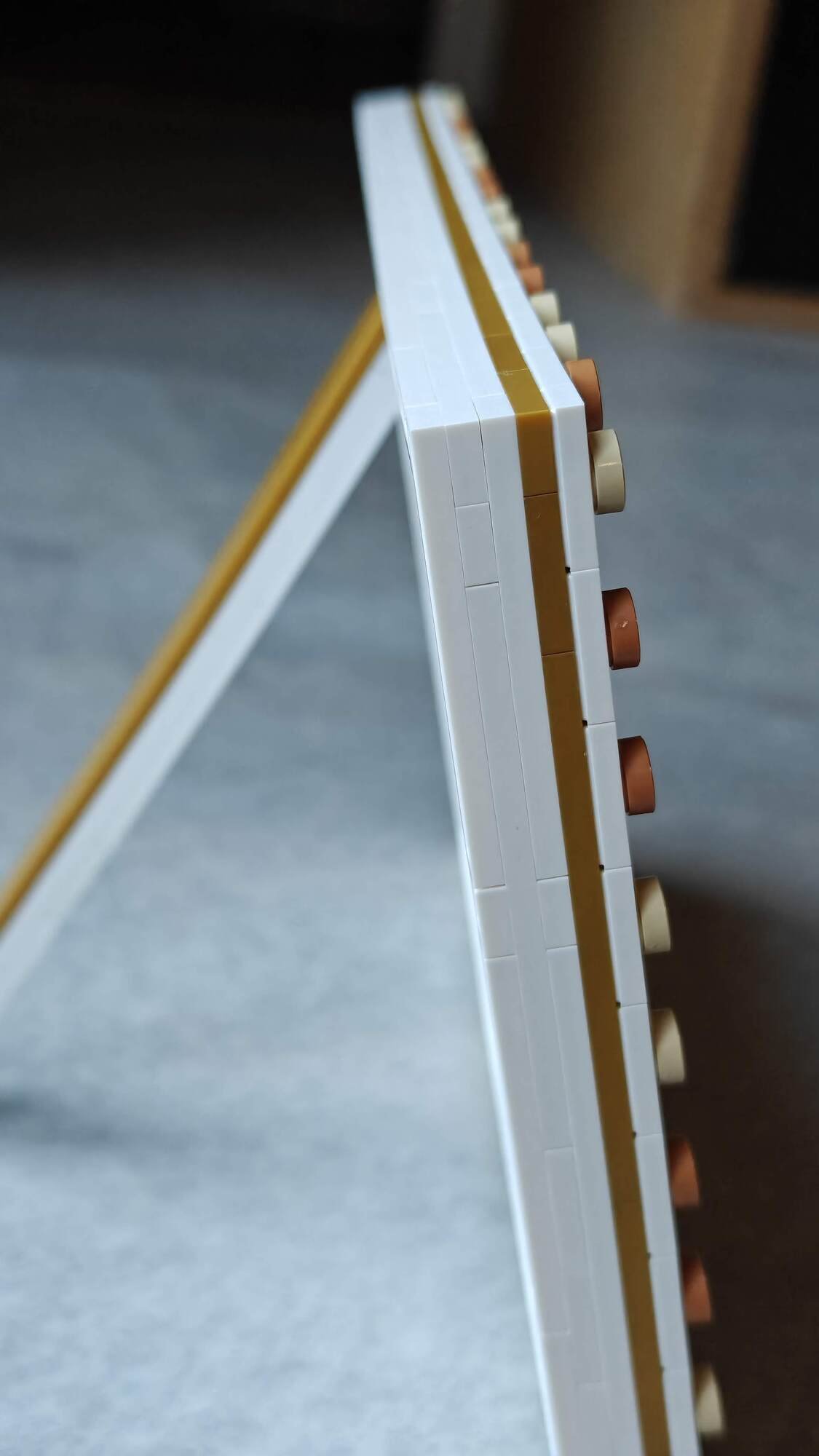 Foco no lado da moldura, 3 brancos, 1 dourado e 1 branco novamente