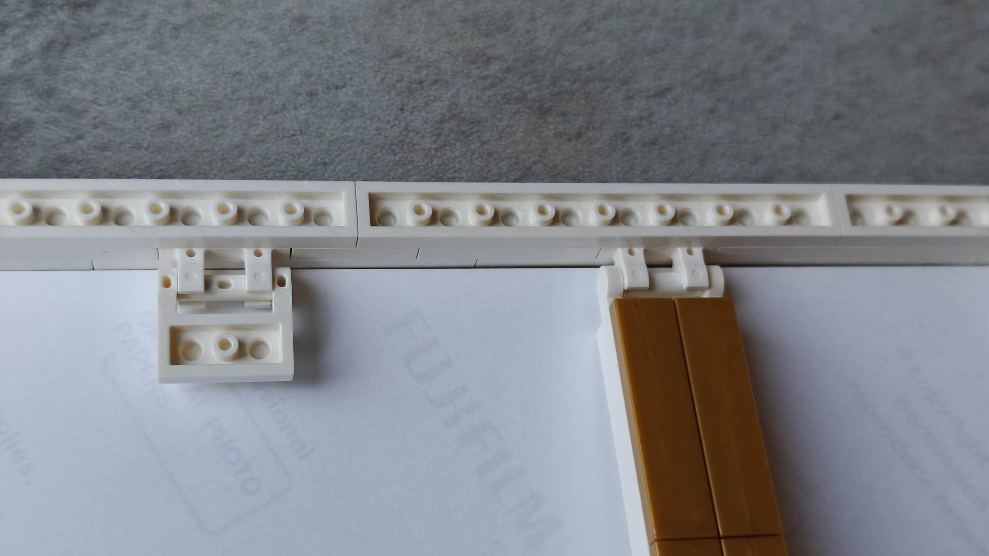 Elemento 6347287 e 4222017 mostrados, um para fixar a foto, um para o suporte