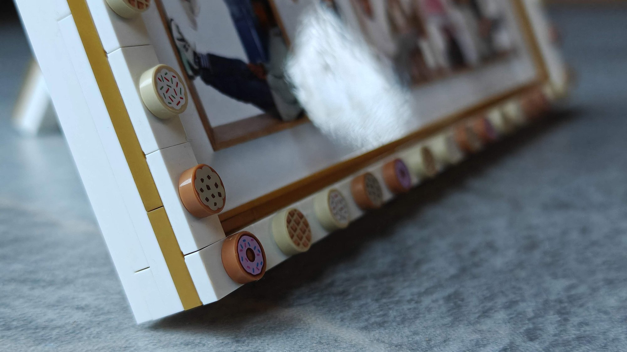 Foco no canto inferior esquerdo da moldura com guloseimas na borda